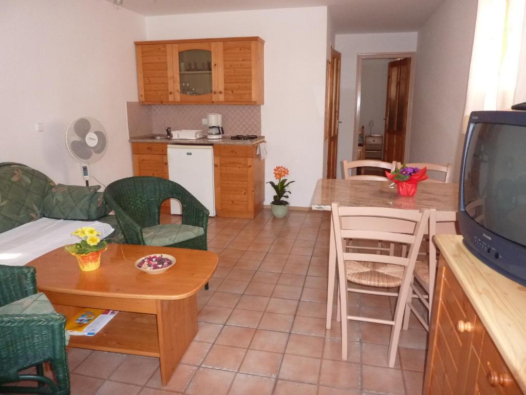 Feszek Apartmanhaz Vonyarcvashegy Exterior photo